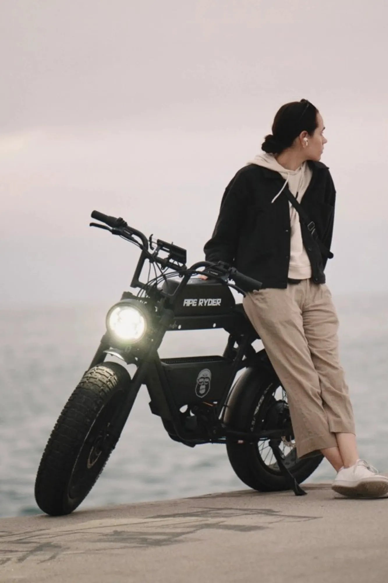 young woman with her ape ryder e-bike